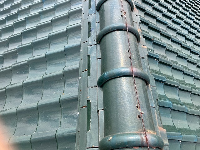 瓦を固定する番線を確認